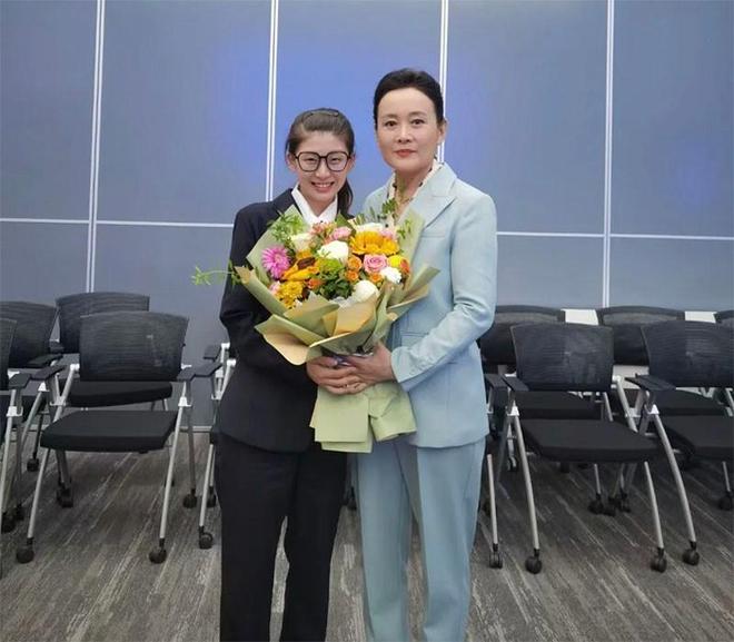 打扮才发现岁月从不败美人60岁反而更美ag真人平台第一游戏看了娜仁花的老年(图5)