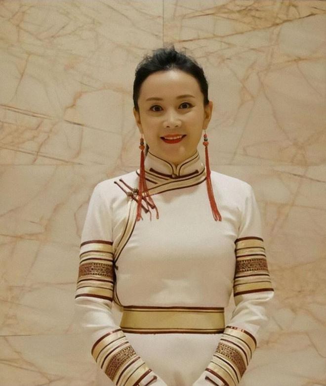 打扮才发现岁月从不败美人60岁反而更美ag真人平台第一游戏看了娜仁花的老年(图8)
