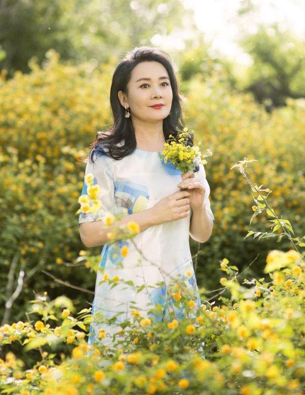 打扮才发现岁月从不败美人60岁反而更美ag真人平台第一游戏看了娜仁花的老年(图12)