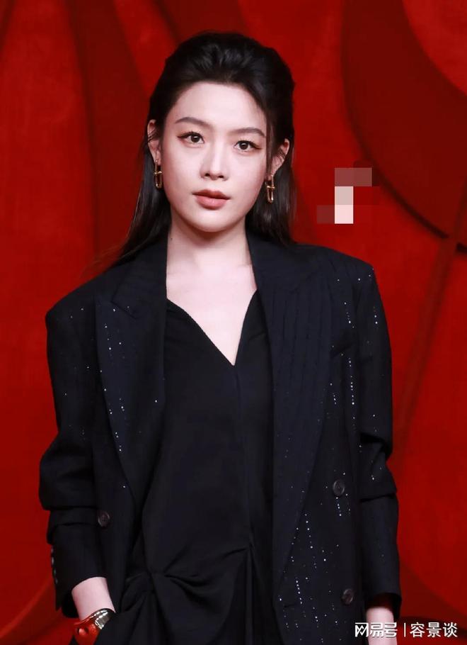 礼服的孙俪惊艳朱唇皓齿笑意盈盈艳压群芳AG真人旗舰厅登录时尚芭莎红毯：被穿(图9)