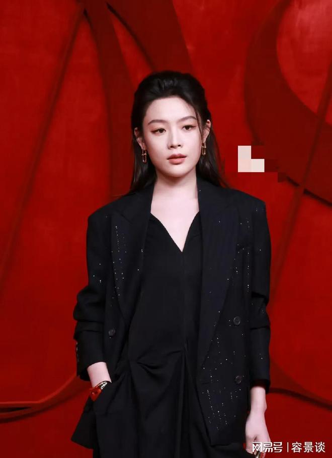 礼服的孙俪惊艳朱唇皓齿笑意盈盈艳压群芳AG真人旗舰厅登录时尚芭莎红毯：被穿(图16)