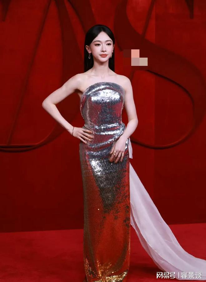 礼服的孙俪惊艳朱唇皓齿笑意盈盈艳压群芳AG真人旗舰厅登录时尚芭莎红毯：被穿(图14)