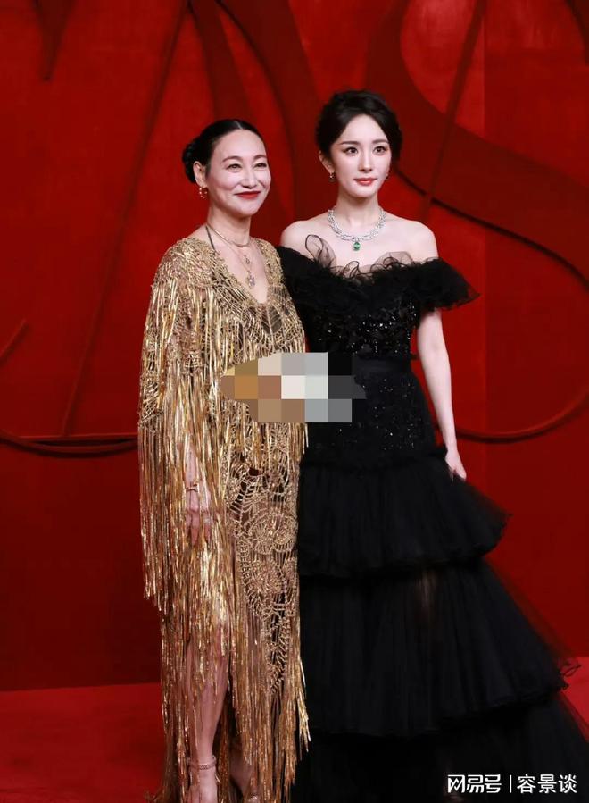 礼服的孙俪惊艳朱唇皓齿笑意盈盈艳压群芳AG真人旗舰厅登录时尚芭莎红毯：被穿(图18)