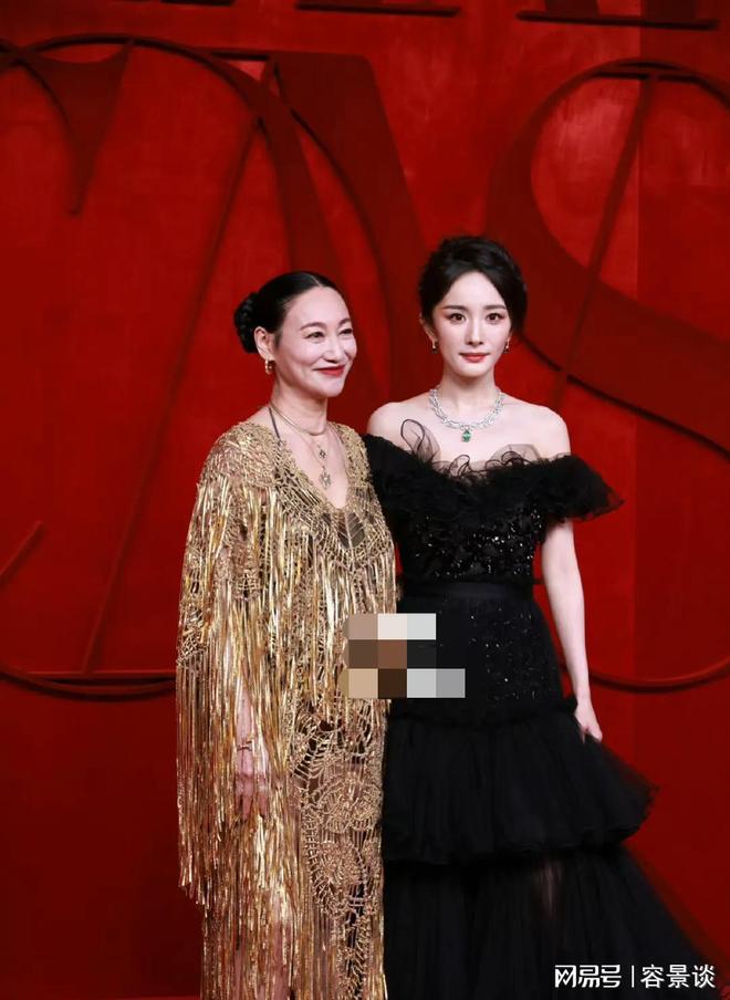 礼服的孙俪惊艳朱唇皓齿笑意盈盈艳压群芳AG真人旗舰厅登录时尚芭莎红毯：被穿(图27)