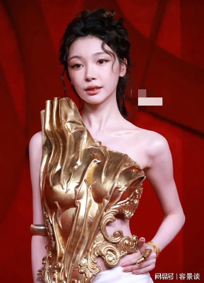 礼服的孙俪惊艳朱唇皓齿笑意盈盈艳压群芳AG真人旗舰厅登录时尚芭莎红毯：被穿(图29)