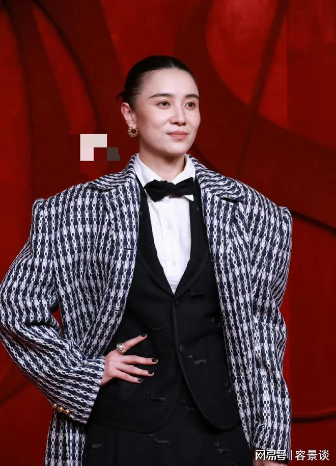 礼服的孙俪惊艳朱唇皓齿笑意盈盈艳压群芳AG真人旗舰厅登录时尚芭莎红毯：被穿