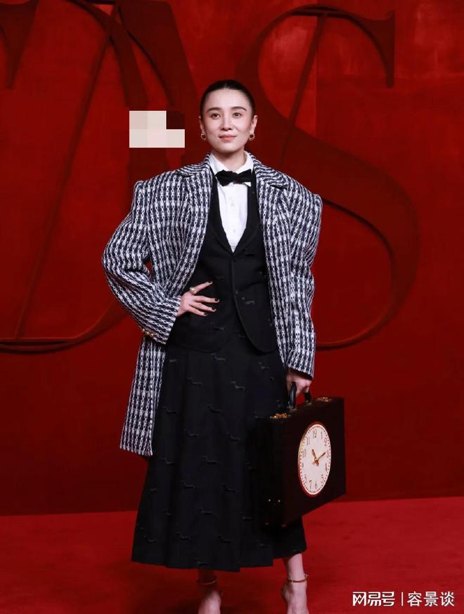 礼服的孙俪惊艳朱唇皓齿笑意盈盈艳压群芳AG真人旗舰厅登录时尚芭莎红毯：被穿(图4)